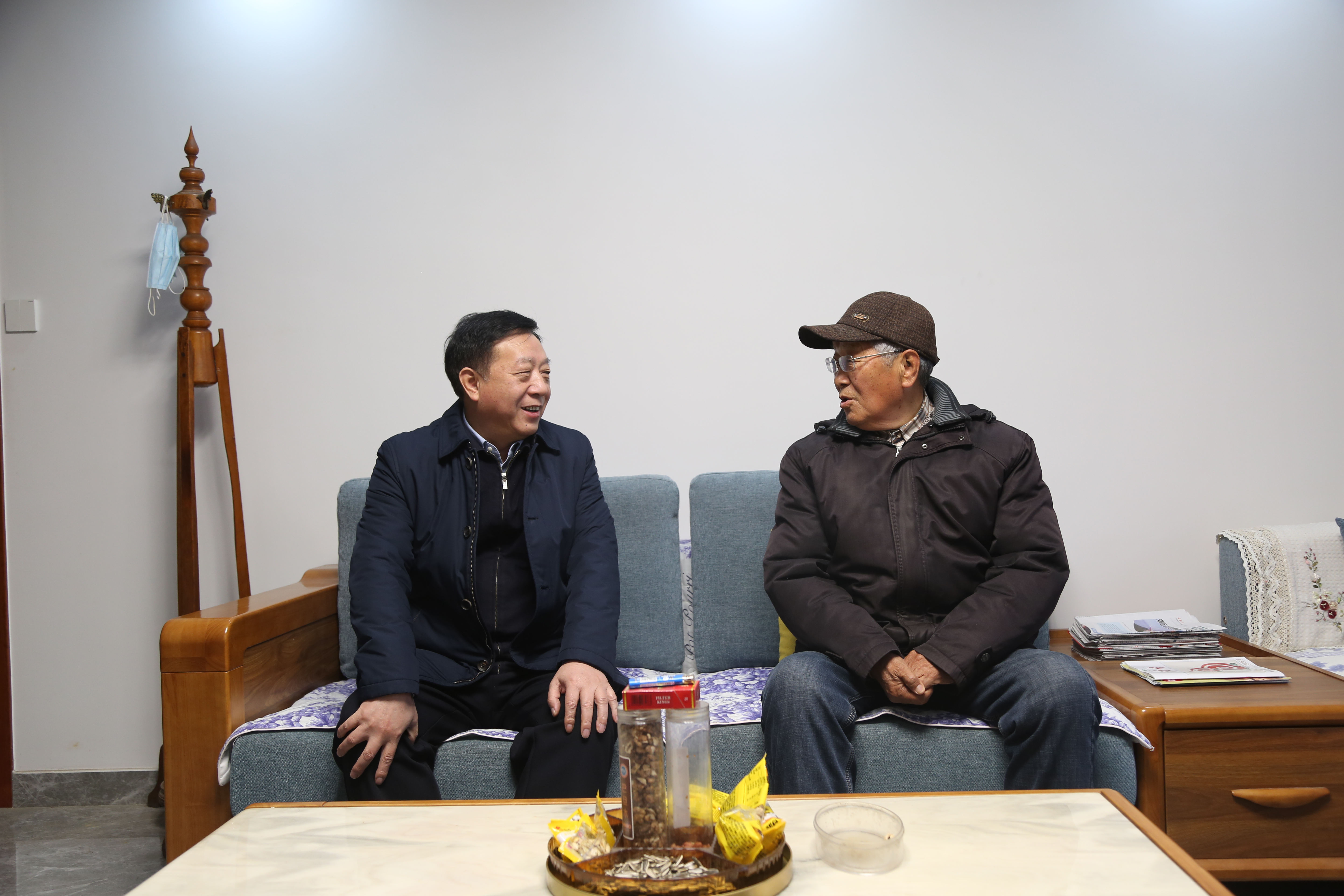誠摯送祝福 促膝話發(fā)展</BR>張夢生走訪慰問退休老干部