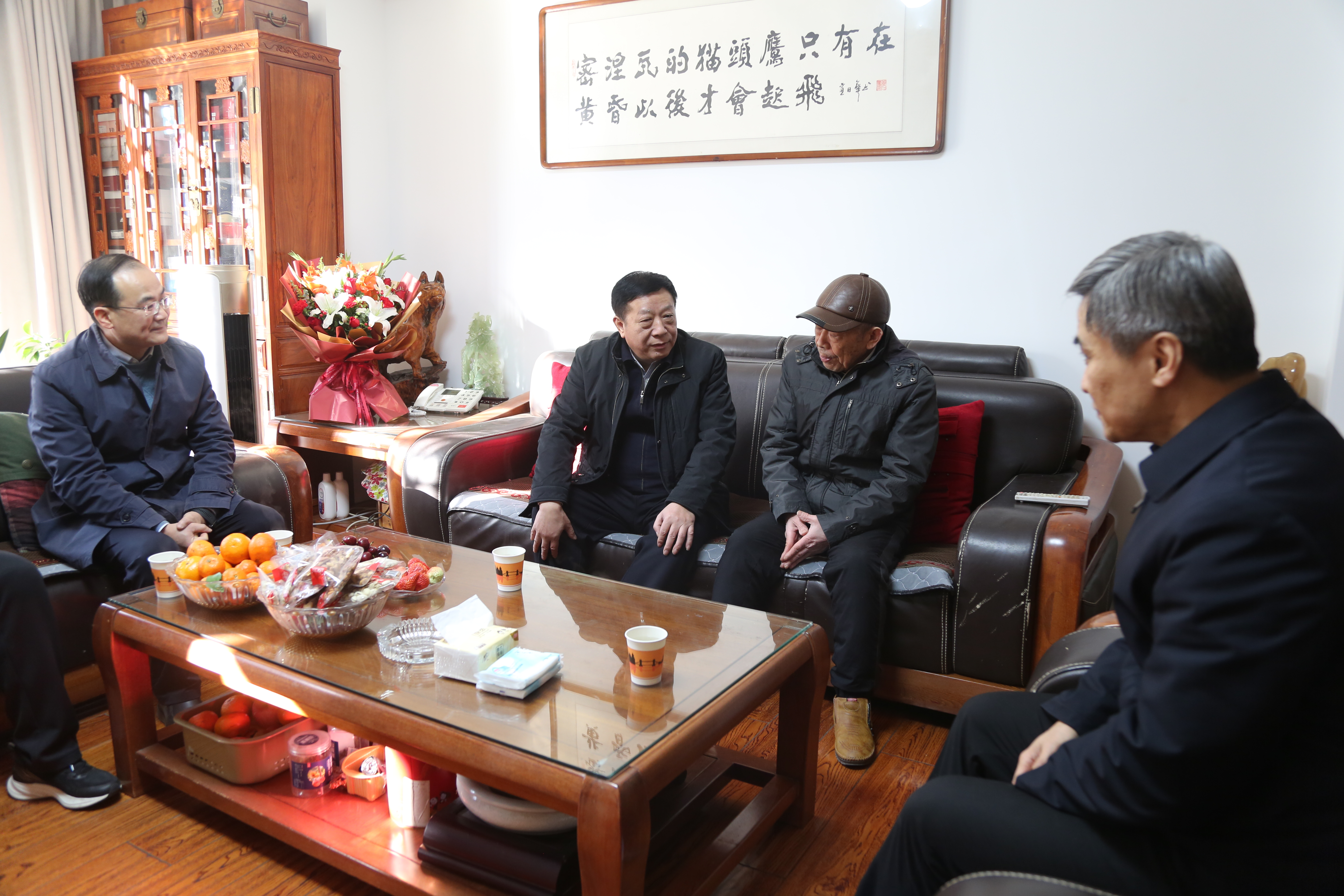 張夢生走訪慰問部分市級(jí)離退休老干部和“手拉手”結(jié)對幫扶兒童